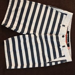 Modern Amusement mens size 32.